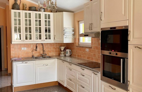 Brulo Apartment | Spacious 4-bedroom apartment in charming Poreč with WiFi, AC