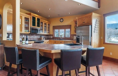 Okanagan-Similkameen Condo | Spacious 4-bedroom condo Across from Okanagan Lake!