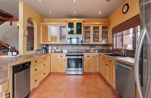 Okanagan-Similkameen Condo | Spacious 4-bedroom condo Across from Okanagan Lake!