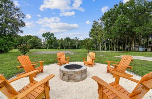 Lutz House | Spacious 4 Bedroom Entire Home, Tampa, Fire Pit