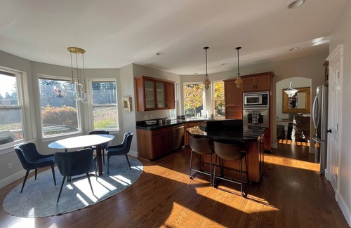 Redmond House | Spacious 4-bedroom Family friendly house, in the heart of the Eastside.