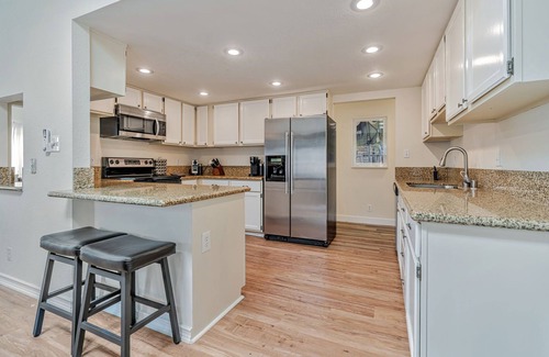 Half Moon Bay House | Spacious 4-bedroom house with AC 10 mins walk to beach, hiking n Pier & Dogs ok