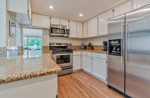Half Moon Bay House | Spacious 4-bedroom house with AC 10 mins walk to beach, hiking n Pier & Dogs ok