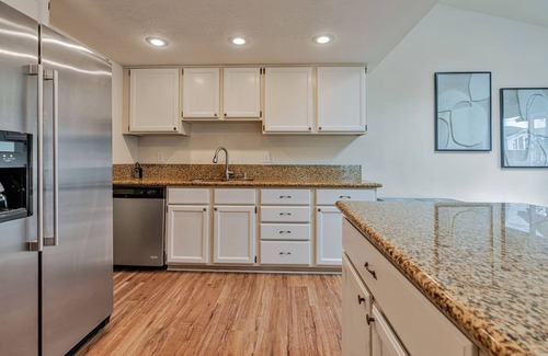 Half Moon Bay House | Spacious 4-bedroom house with AC 10 mins walk to beach, hiking n Pier & Dogs ok