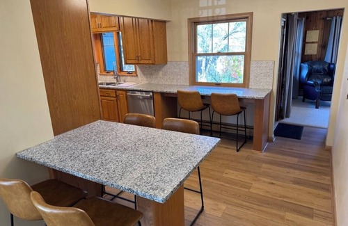 Payne - Phalen House | Spacious 4-bedroom house near Lake Phalen with AC, WiFi