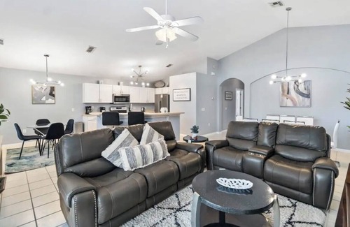 Highgate Park House | Spacious 4-bedroom house in terrific Davenport with WiFi, AC.