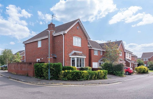 Emersons Green House | Spacious 4 Bedroom Home near Bristol