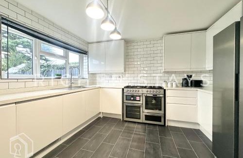 Havering House | Spacious 4-Bedroom Home, Driveway & Garden