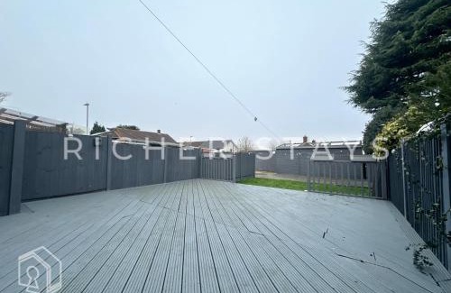 Havering House | Spacious 4-Bedroom Home, Driveway & Garden