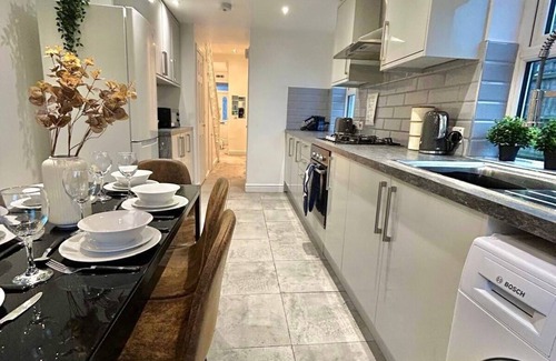 Woodside House | Spacious 4-Bedroom Home in the Heart of London