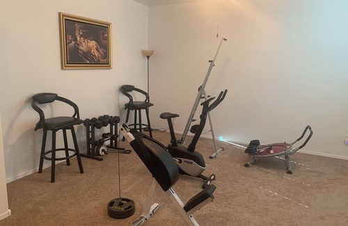 Glendale House | Spacious 4-bedroom house in marvelous Glendale with AC, fitness room, WiFi