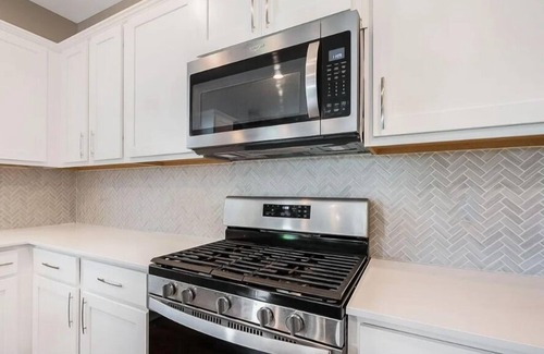 Clayton House | Spacious 4-bedroom house with AC and WiFi in tranquil Clayton
