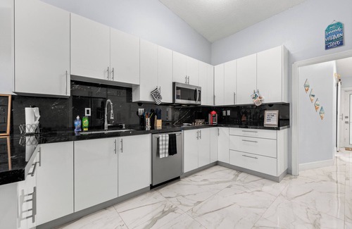 Hialeah House | Spacious 4-bedroom house with WiFi and AC in lovely Hialeah