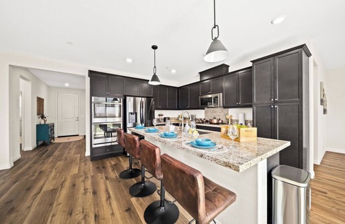 Ontario House | Spacious 4-bedroom house with 4 king beds