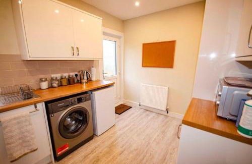 Coatbridge House | Spacious 4-Bedroom House in Glenboig