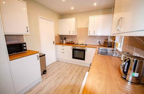 Coatbridge House | Spacious 4-Bedroom House in Glenboig