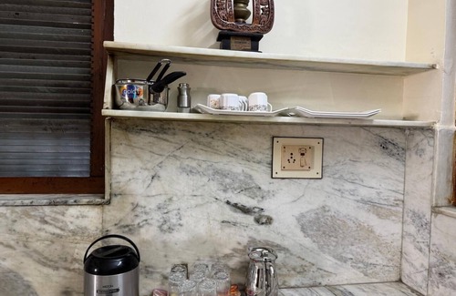 Ujjain House | Spacious 4 Bedroom House with parking in heart of city