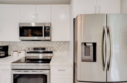 Golden Glades House | Spacious 4-bedroom house with AC, WiFi in vibrant Miami