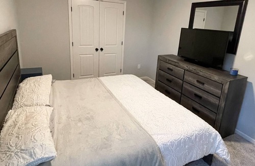 Olathe House | Spacious 4 Bedroom Modern Home w/ Full Gym. ⭐️6+ Month Availability Only⭐️