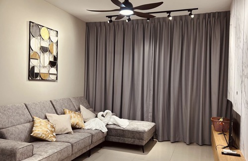 Kuala Lumpur Condo | Spacious 4-bedroom Apartment Near Sunway Velocity. Perfect for Groups