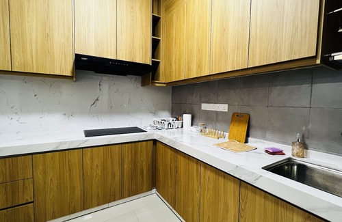 Kuala Lumpur Condo | Spacious 4-bedroom Apartment Near Sunway Velocity. Perfect for Groups