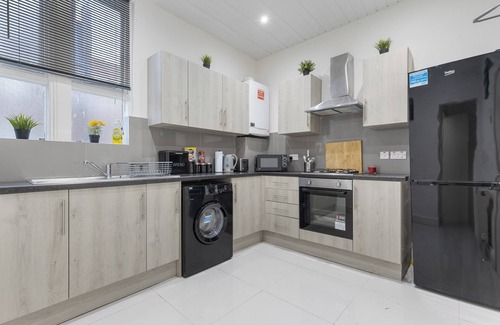 Tower Hill House | Spacious 4-Bedroom Oasis – Perfect for Groups & Families, Close to Tower Bridge!
