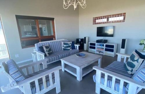 Sandbaai House | Spacious 4 Bedroom on the Beach
