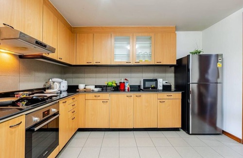 Asoke Apartment | Spacious 4-bedroom Penthouse.8 min to BTS. Next to Emsphere. Elevator+Wheelchair