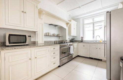 Westminster House | Spacious 4 Bedroom Royal Villa next to Buckingham Palace