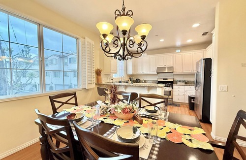 El Monte House | Spacious 4-bedroom townhome with WiFi and AC in lovely El Monte