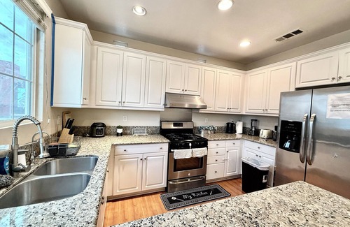 El Monte House | Spacious 4-bedroom townhome with WiFi and AC in lovely El Monte