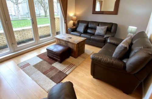Central Aberdeen Apartment | Spacious 4 bedroom Townhouse near Scenic Beach & City Centre