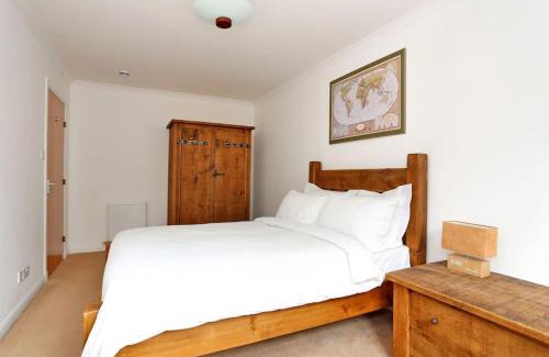 Central Aberdeen Apartment | Spacious 4 bedroom Townhouse near Scenic Beach & City Centre