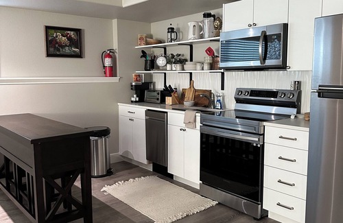 College Place House | Spacious 4 bedroom house with hot tub, private deck, EV charger 10 min from WW