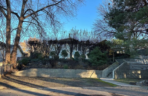 College Place House | Spacious 4 bedroom house with hot tub, private deck, EV charger 10 min from WW