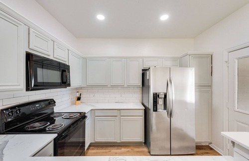 Grand Prairie House | Spacious 4-bedroom townhome in fabulous Grand Prairie with WiFi, AC