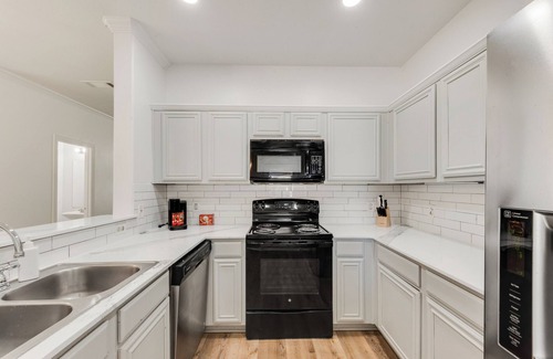 Grand Prairie House | Spacious 4-bedroom townhome in fabulous Grand Prairie with WiFi, AC
