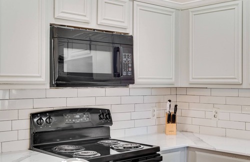 Grand Prairie House | Spacious 4-bedroom townhome in fabulous Grand Prairie with WiFi, AC