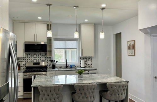 Lincolnwood House | Spacious 4-bedroom bungalow in family friendly Lincolnwood with WiFi, AC