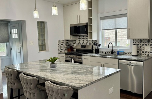 Lincolnwood House | Spacious 4-bedroom bungalow in family friendly Lincolnwood with WiFi, AC