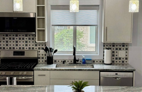 Lincolnwood House | Spacious 4-bedroom bungalow in family friendly Lincolnwood with WiFi, AC