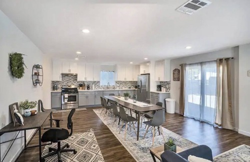 Los Angeles House | Spacious 4-Bedroom Modern Townhouse Near DTLA