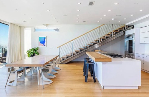 Central Malibu Villa | Spacious 4-bedroom villa in lovely Los Angeles with 100 People Event Space.