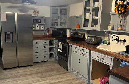 Town of Porter House | Spacious 4-bedroom house in charming Ransomville with WiFi