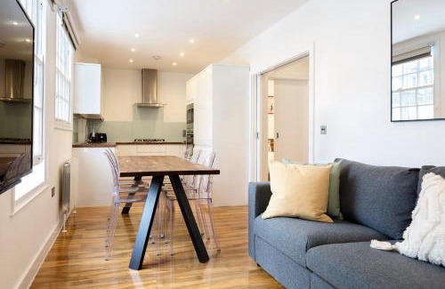 Holborn and Covent Garden Apartment | Spacious 4 bedrooms flat in New Oxford Street