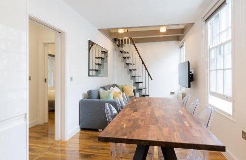 Holborn and Covent Garden Apartment | Spacious 4 bedrooms flat in New Oxford Street
