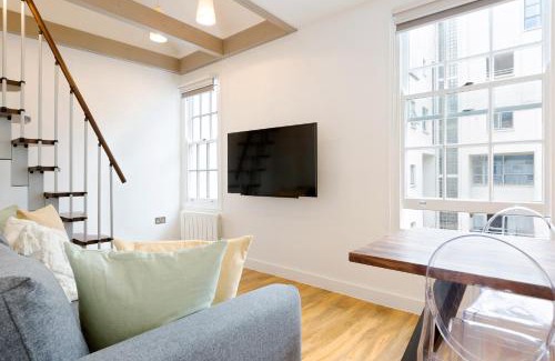 Holborn and Covent Garden Apartment | Spacious 4 bedrooms flat in New Oxford Street