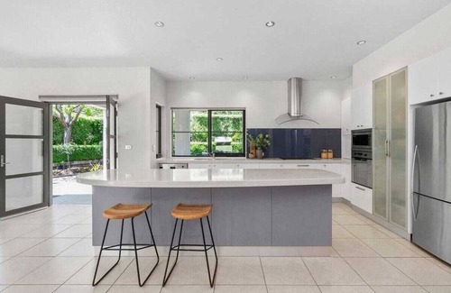 Deakin House | Spacious 4 bedrooms house in Inner South