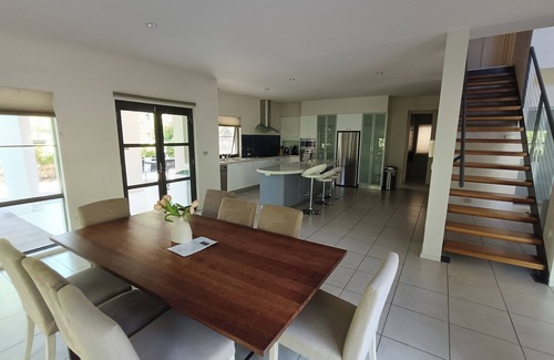 Deakin House | Spacious 4 bedrooms house in Inner South