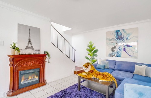 Lincoln Acres House | Spacious 4-BR 2.5 Bath Home w/2-Car Garage, Gated Backyard & 5 Mins to Downtown